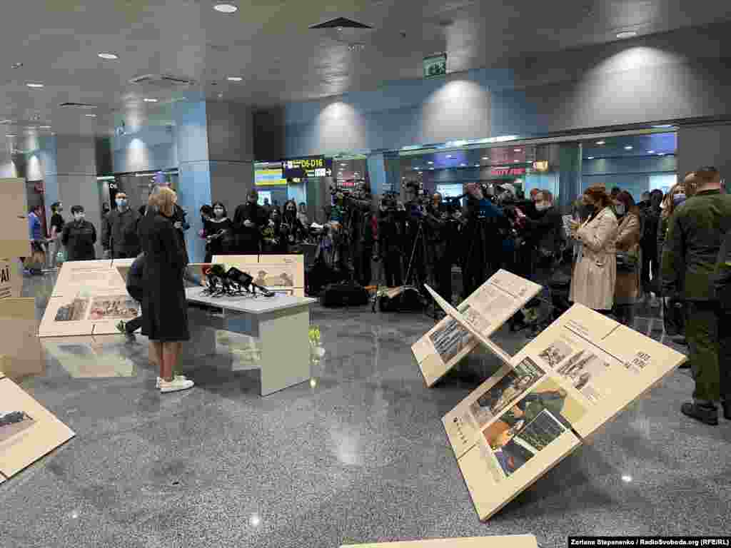 У Борисполі в терміналі Д відкрилася виставка, присвячена співпраці України й Альянсу
