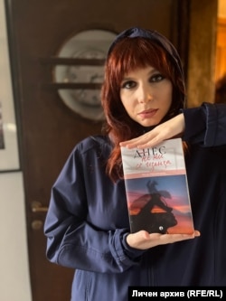  Неда с книгата ѝ „ Днес не ми се излиза “ 