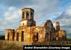 A ruined church in the Tyumen region in November 2020