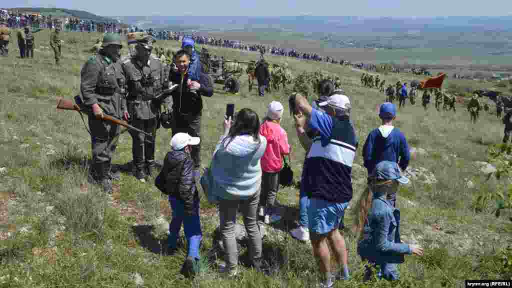 Было много желающих сфотографироваться с реконструкторами