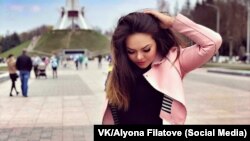 Алена Чарвякова на фоне Кургана несьмяротнасьці