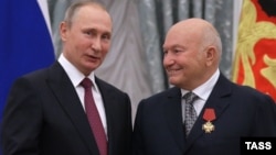 Президент Владимир Путин и бывший мэр Москвы Юрий Лужков на церемонии в Кремле, 22 сентября, 2016 года