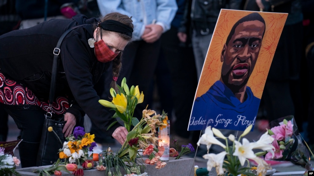 Згідно з розкритими 7 травня обвинувальними актами, Дерека Шовіна, Томаса Лейна, Дж. Куенга та Ту Тао звинувачують у тому, що вони не надали Флойду медичної допомоги, коли він був затриманий та задихався