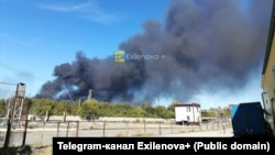 მინიტორინგის უკრაინულმა არხმა Exilenova+მა 11 აგვისტოს გაავრცელა ფოტო, რომელიც მისი ინფორმაციით, ასახავს ორსკის ნავთობგადამამუშავებელ ქარხანაზე უკრაინული დრონებით შეტევის შედეგად გამოწვეულ ხანძარს