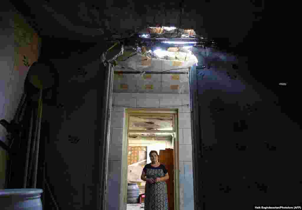 Жительница села Айгепар показывает свой поврежденный дом