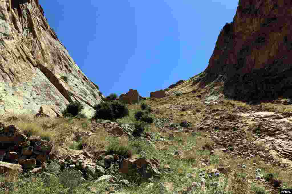 Əlincə qalası və Nəiminin məzarı #18