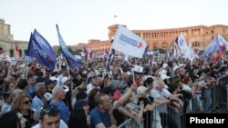 Armenia - Supporters of former President Robert Kocharian and his opposition alliance attend an election campaign rally in Yerevan, June 18, 2021.