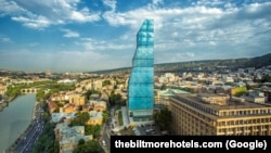 Hotelul Biltmore, cu 32 de niveluri, domină centrul capitalei georgiene