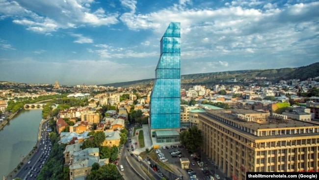 Hotelul Biltmore, cu 32 de niveluri, domină centrul capitalei georgiene