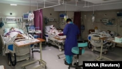 پرستاران در ایران از جمله گروه‌هایی بودند که هم باید به کار ادامه می‌دادند و هم نگران حمله به بیمارستان‌ها می‌بودند