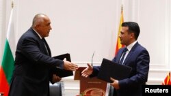 Премиерите на Македонија и на Бугарија, Зоран Заев и Бојко Борисов по потпишувањето на договорот за добрососедство меѓу двете земји на 1 август 2017 во Скопје