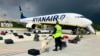 Дагляд багажу рэйсу Ryanair Boeing 737-8AS, які прызямліўся Менскім нацыянальным аэрапорце з падазрэннем на мінаваньне.