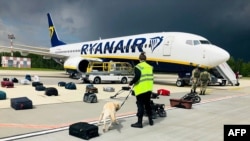 Полет FR4978 на компанията Ryanair разтоварва багаж на летището в Минск на 23 май