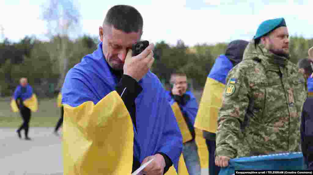 Звільнені з російського полону захисники України не стримують своїх емоцій