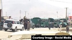 Полицейские на месте нападения на автобусы с курсантами. Кабул, 30 июня 2016 года.