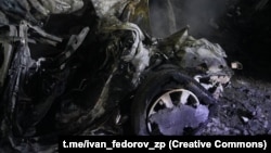 За даними обласної влади, атака пошкодила щонайменше шість приватних будинків, згоріли три автомобілі