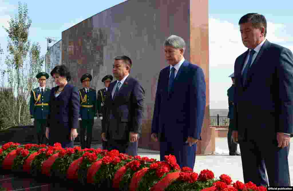 2016-жылдын баш оона жана аяк оона айларында кыргызстандыктар 1916-жылкы улуттук боштондук көтөрүлүштүн 100 жылдыгына арналган эскерүү жөрөлгөлөрүн өткөрүүнү улантышты. &quot;Ата-Бейитте&quot;. 02.9.2016.&nbsp;