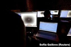 Сотрудники частной компании Carmine Sky следят за небом на предмет российских беспилотников, Украина, 10 апреля 2026 года