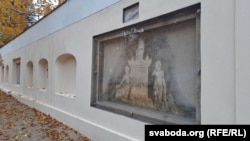 Рэканструкцыя мэмарычльнага мура ў Лютэранскім садзе яшчэ не завершаная.