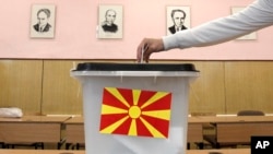 Një person duke votuar në një qendër votimi në Shkup për zgjedhjet presidenciale të mbajtura më 5 maj 2019. 