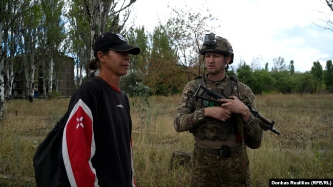«Саймон» спілкується із жителем Білозерського Віктором – він один із тих, хто планує залишатися у місті