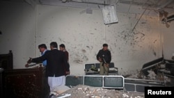 امنیتي سرتېري پر پېښور کچرۍ له بریدونو وروسته د ځای پلټنه کوي.۱۸مارچ ۲۰۱۳م کال