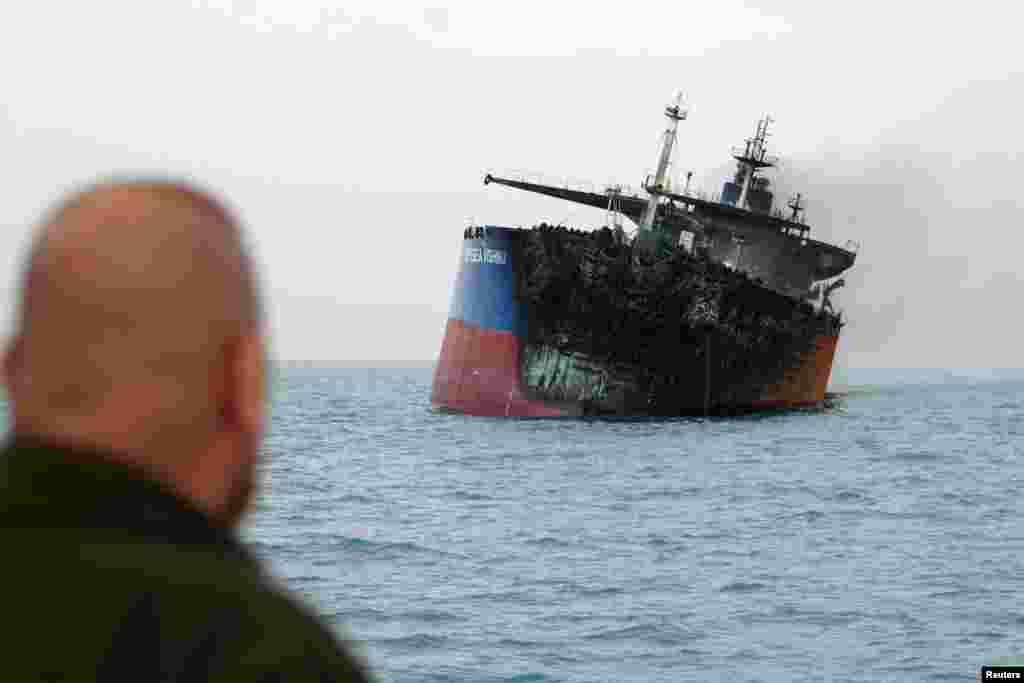 Иностранный танкер, перевозивший иракский мазут, получил повреждения в результате возгорания в территориальных водах Ирака после нападений неизвестных, недалеко от Басры, Ирак, 12 марта 2026 года. REUTERS/Mohammed Aty