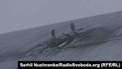 Radnici procenjuju štetu u februaru 2025. godine nakon što je dron udario u sarkofag koji izoluje oštećenu nuklearnu elektranu Černobilj u Ukrajini.