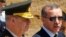 Турскиот премиер Реџеп Таип Ердоган придружуван од турски генерал.