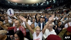 Mbështetës mblidhen në tubimin zgjedhor “Aleksandar Vuçiq për kryeministër” në Beograd, Serbi, më 22 tetor 2026, tri ditë para zgjedhjeve të parakohshme në vend.