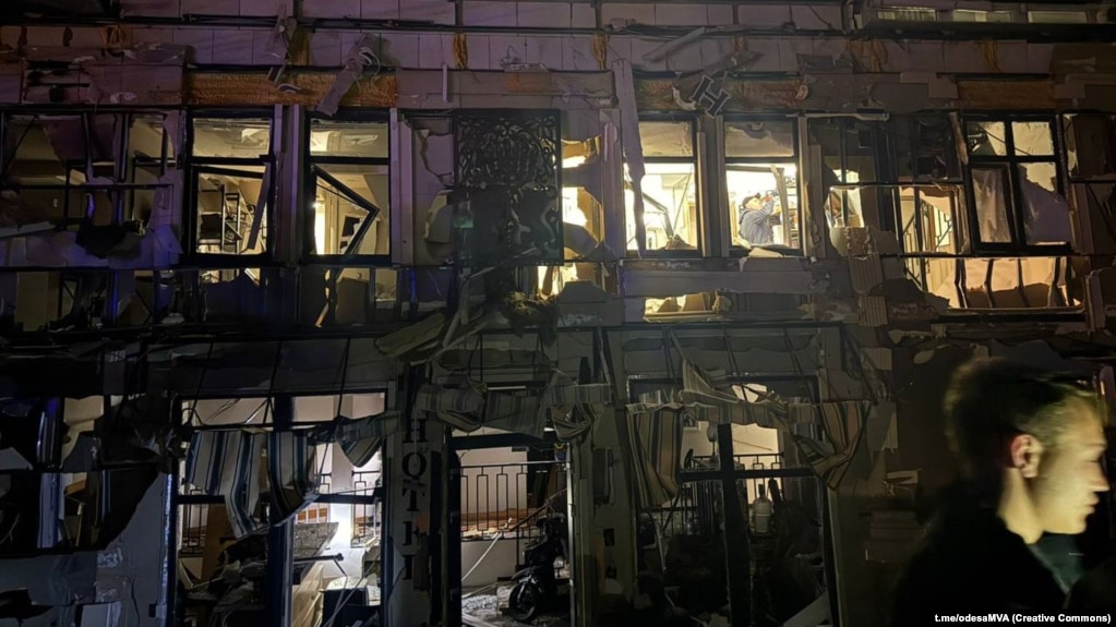 Російські військові регулярно обстрілюють Одесу й Одеську область, на фото – наслідки удару 27 квітня