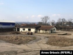 Prije uklanjanja ostataka nekadašnjeg restorana veslači iz Doboja sa ruševne građevine (na fotografiji) su skidali stari crijep kojim namjeravaju pokrivati teretanu i buduće objekte