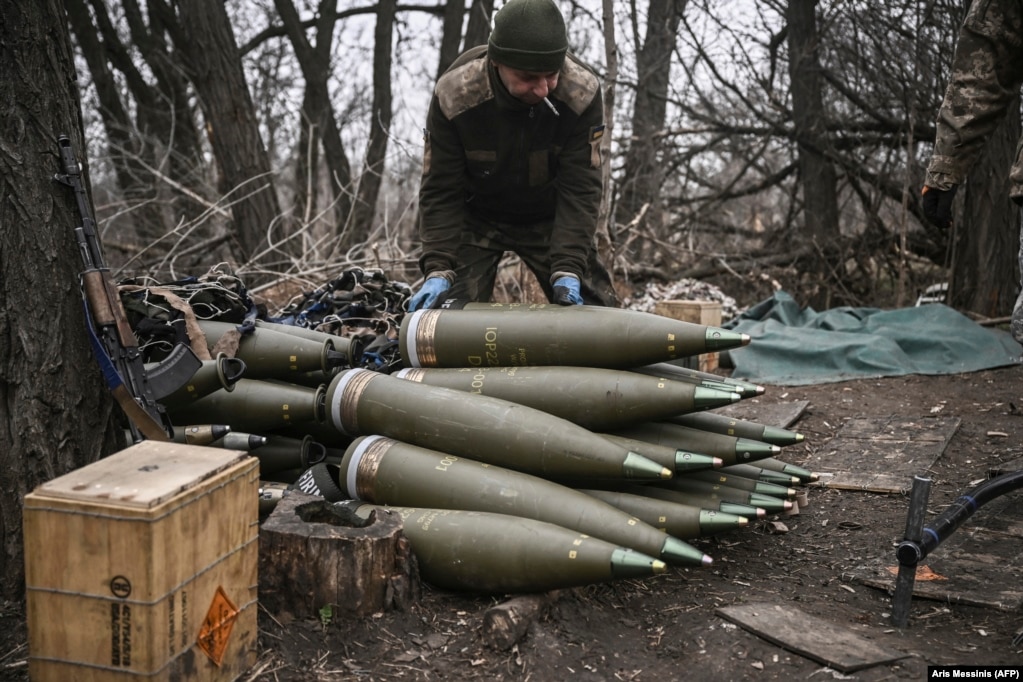 120 мільйонів євро підуть на закупівлю двох конфігурацій 155-мм артилерійських снарядів. Цей калібр відповідає стандартам НАТО і використовується в сотнях західних гаубиць, які постачаються в Україну. В умовах гострого дефіциту виробництва кожен 155-мм снаряд сьогодні коштує близько 8400 доларів