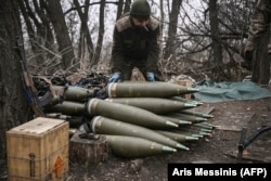 Ukrajinski vojnik priprema artiljerijske granate kalibra 155 mm blizu Bahmuta u martu 2023. godine.