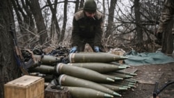 Военнослужащий ВСУ в Донбассе готовит к бою снаряды калибра 155 мм