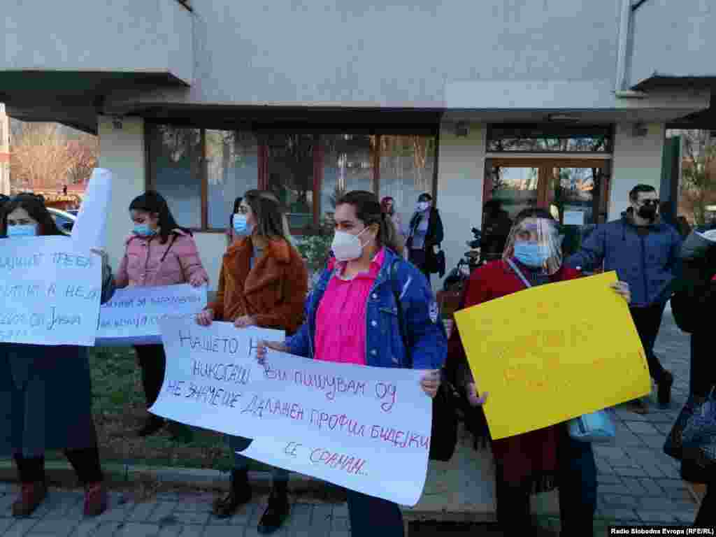 МАКЕДОНИЈА - Под мотото Јавна соба е кривично дело! денеска во Скопје се одржа протестен марш за поддршка на жртвите од групата Јавна соба и за целосно расчистување на случајот и казнување на одговорните за злоупотреба на лични податоци и фотографии од девојки во оваа интернет група на платформата Телеграм.
