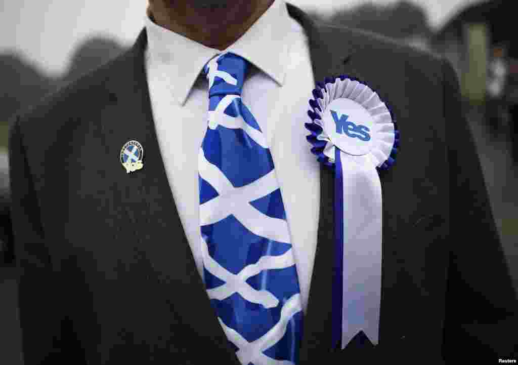 U.K. -- A supporter of the 'Yes' campaign stands outside a polling station as Scotland's First Minister Alex Salmond casts his vote during the referendum on Scottish independence in Strichen, Scotland September 18, 2014