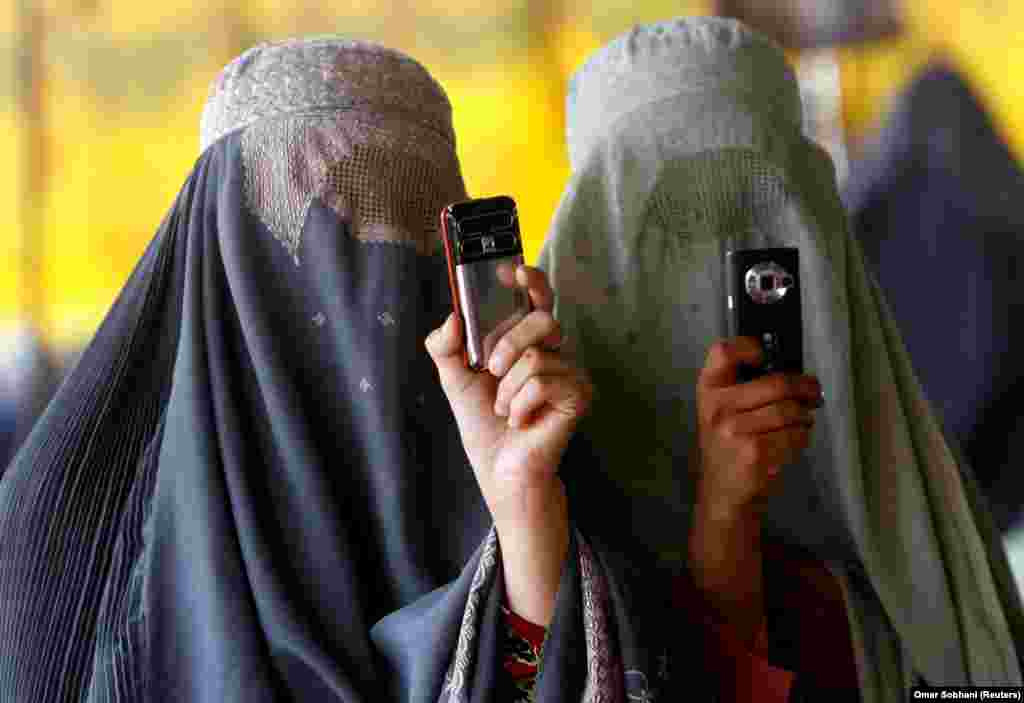 Žene fotografišu mobilnim telefonima tokom mitinga podrške za ponovnu kandidaturu predsednika Hamida Karzaija. (Kandahar, 16. avgust 2009)