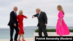 Boris Johnson brit miniszterelnök üdvözli az amerikai elnöki párt a hétvégi G7-es csúcstalálkozón, az angliai Cornwallban