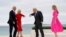 Boris Johnson brit miniszterelnök üdvözli az amerikai elnöki párt a hétvégi G7-es csúcstalálkozón, az angliai Cornwallban