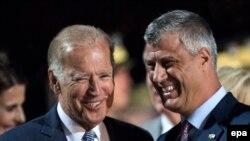 Joe Biden i Hashim Tachi na Kosovu u augustu 2016.