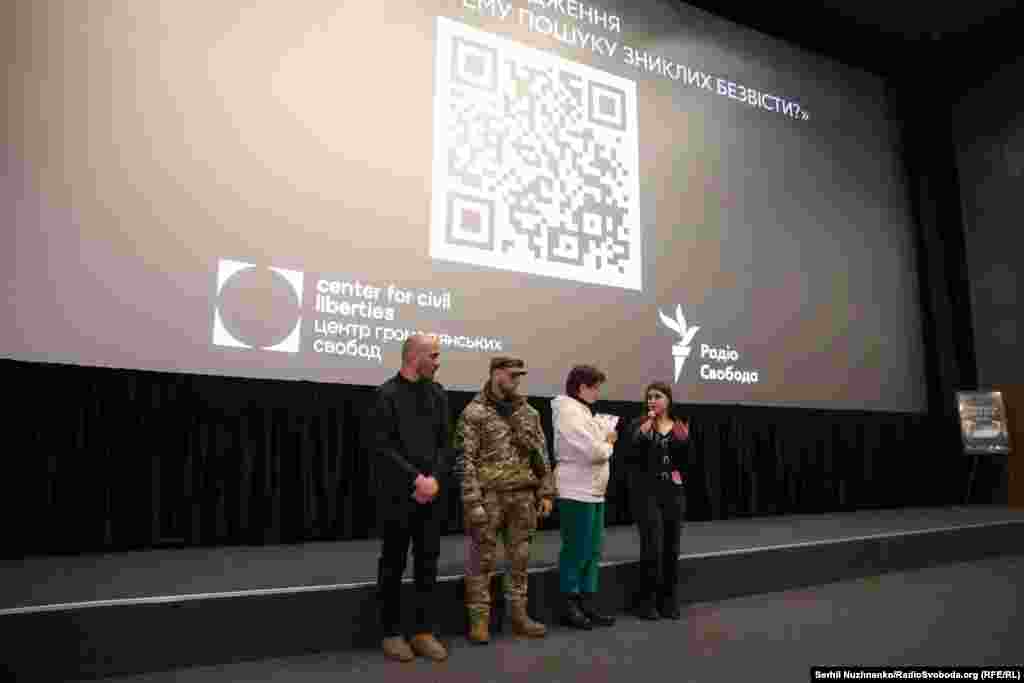 Кореспондент Радіо Свобода Мар’ян Кушнір, керівник Асоціації дослідників військово-історичної спадщини «Плацдарм» Олексій Юков, виконавча директорка Центру громадянських свобод Олександра Романцова та героїня фільму Вероніка Куковицька під час прем’єри документального фільму «Поверніть мені ім’я»