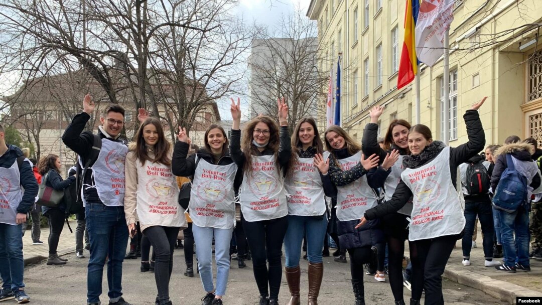 Voluntarii lucrează ore în șir pentru a se putea face auziți. 