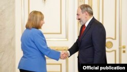 Armenia - Prime Minister Nikol Pashinian meets with newly appointed U.S. Ambassador Lynne Tracy in Yerevan, March 22, 2019.