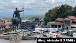 Pregătiri pentru un miting electoral al fostului premier Bidzina Ivanișvili, fondatorul partidului de guvernământ „Visul Georgian”, la Telavi, Georgia, 27 septembrie 2024.