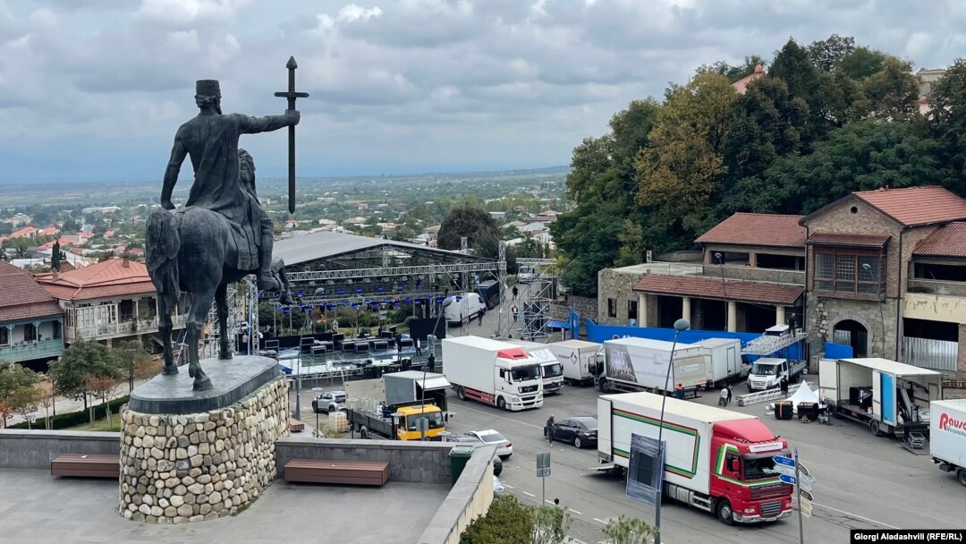 Pregătiri pentru un miting electoral al fostului premier Bidzina Ivanișvili, fondatorul partidului de guvernământ „Visul Georgian”, la Telavi, Georgia, 27 septembrie 2024.