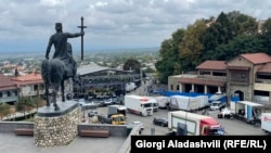 Pregătiri pentru un miting electoral al fostului premier Bidzina Ivanișvili, fondatorul partidului de guvernământ „Visul Georgian”, la Telavi, Georgia, 27 septembrie 2024.