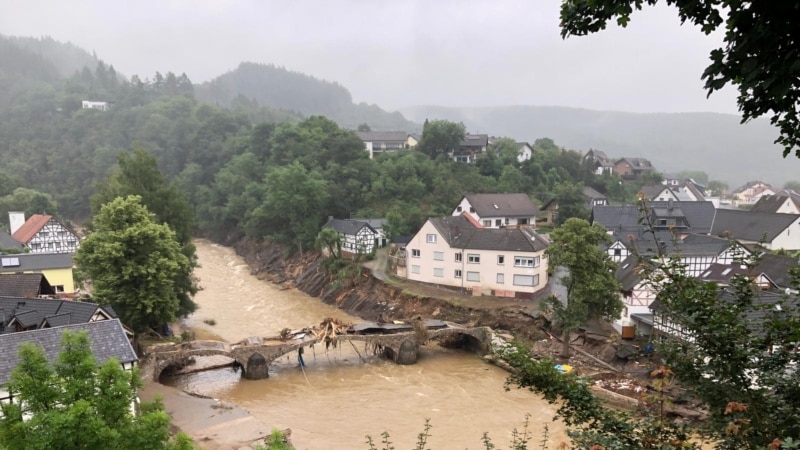 Најмалку 120 луѓе загинаа досега од поплавите во Западна Европа 
