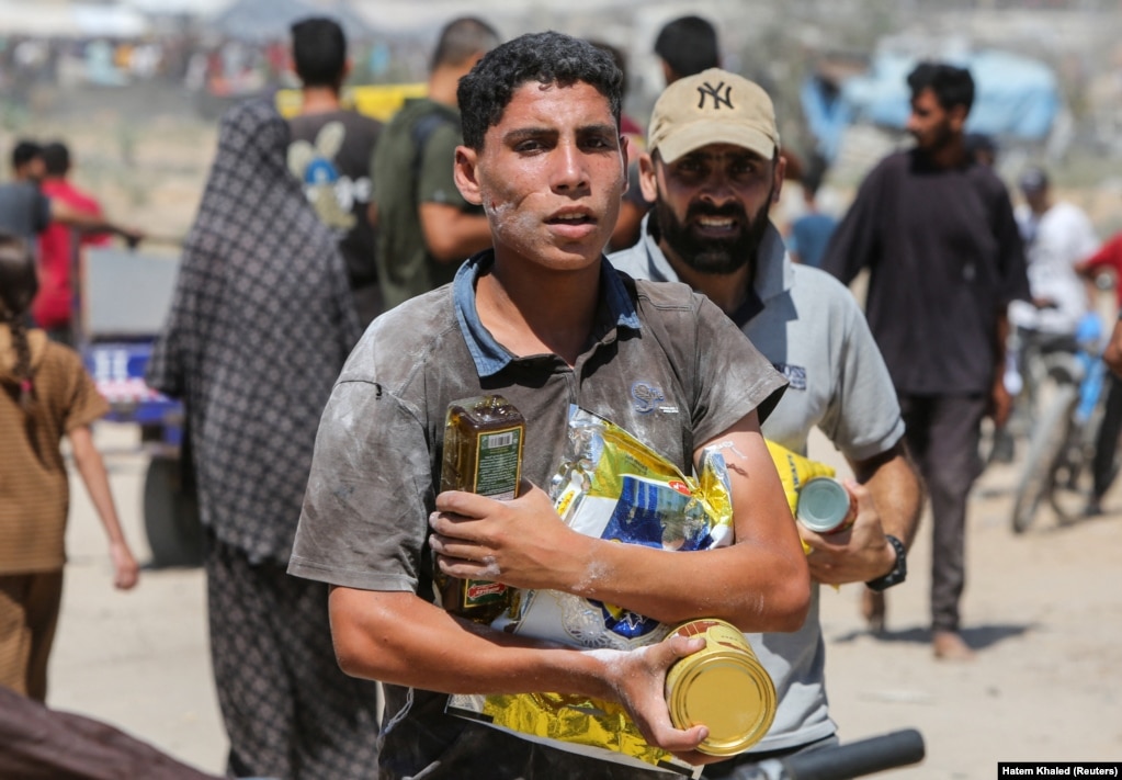 Palestinezë duke bartur ushqime që u lëshuan nga ajri, më 31 korrik.