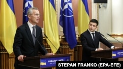 NATO Baş kâtibi Jens Stoltenberg (sol taraftan) ve Ukraina prezidenti Volodımır Zelenskıy 